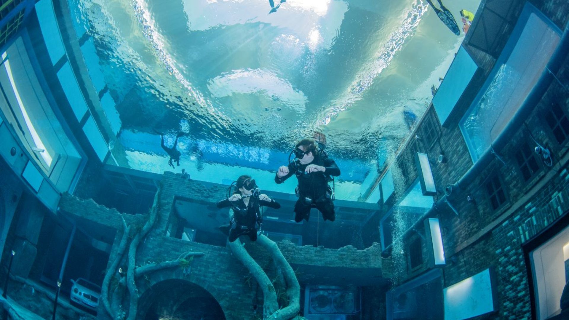 Deep Dive Dubai